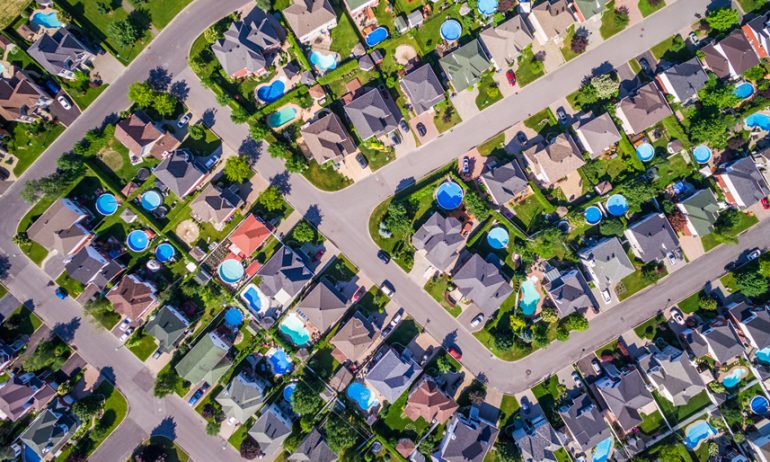 Les meilleurs endroits pour une maison unifamiliale (meilleurs endroits pour avoir une cour, un espace vert) Quartier d'une ville vu du ciel
