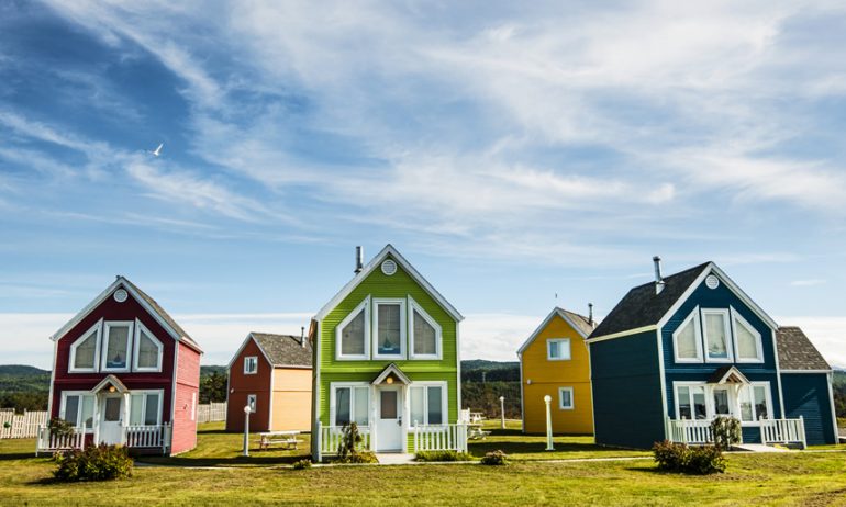 Achat de maison en bord de mer illustré par une vue d'un village