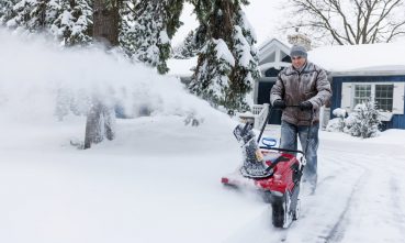 homme qui déneige son entrée