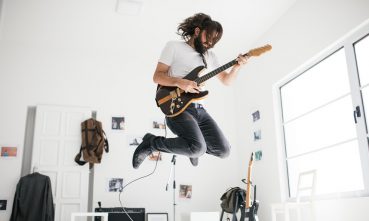 guitariste qui joue fort dans un appartement