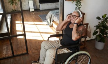 Personne en fauteuil roulant dans un salon