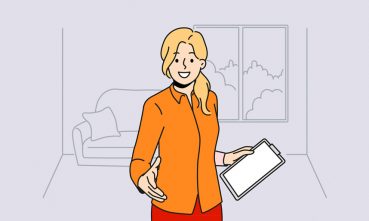 Un courtier immobilier se présente à de potentiels acheteurs