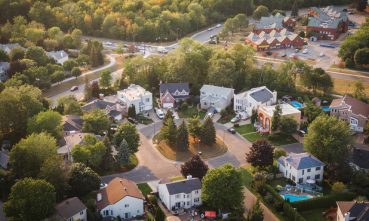 Vue aérienne de maisons et de rues dans un magnifique quartier résidentiel