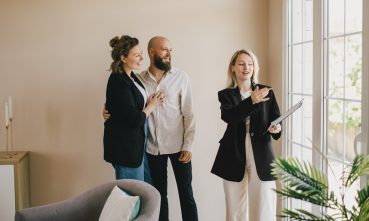Agent immobilier faisant la démonstration d’un nouvel appartement à un couple heureux