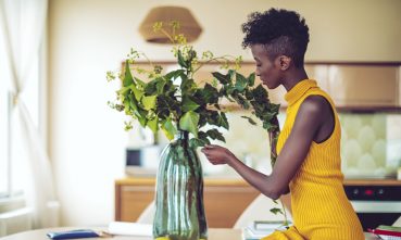 Jeune femme à la maison