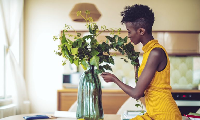 Jeune femme à la maison