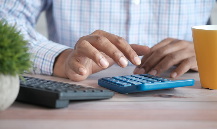 personne utilisant une calculatrice