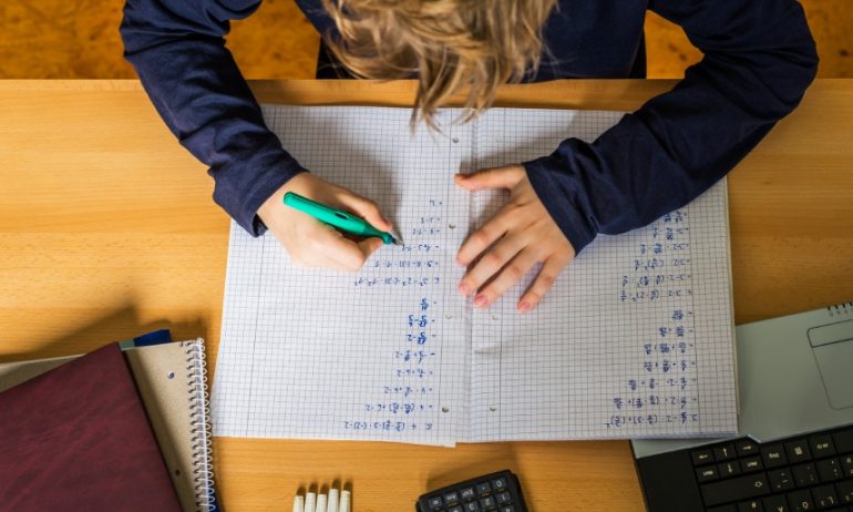 Enfant faisant ses devoirs