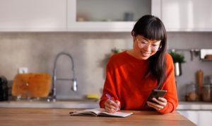 une femme faisant le calcul de l'augmentation de loyer