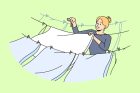 femme étandant des draps